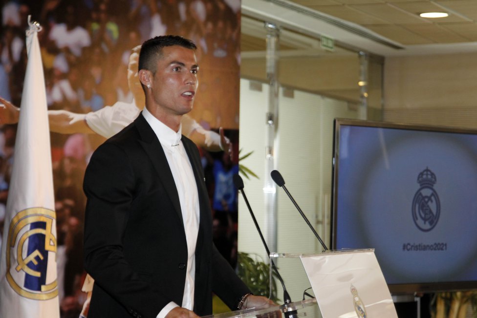 Cristiano Ronaldo renova com o Real Madrid até 2021