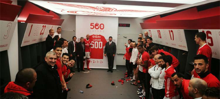 Vestiário do Benfica homenageou Luisão